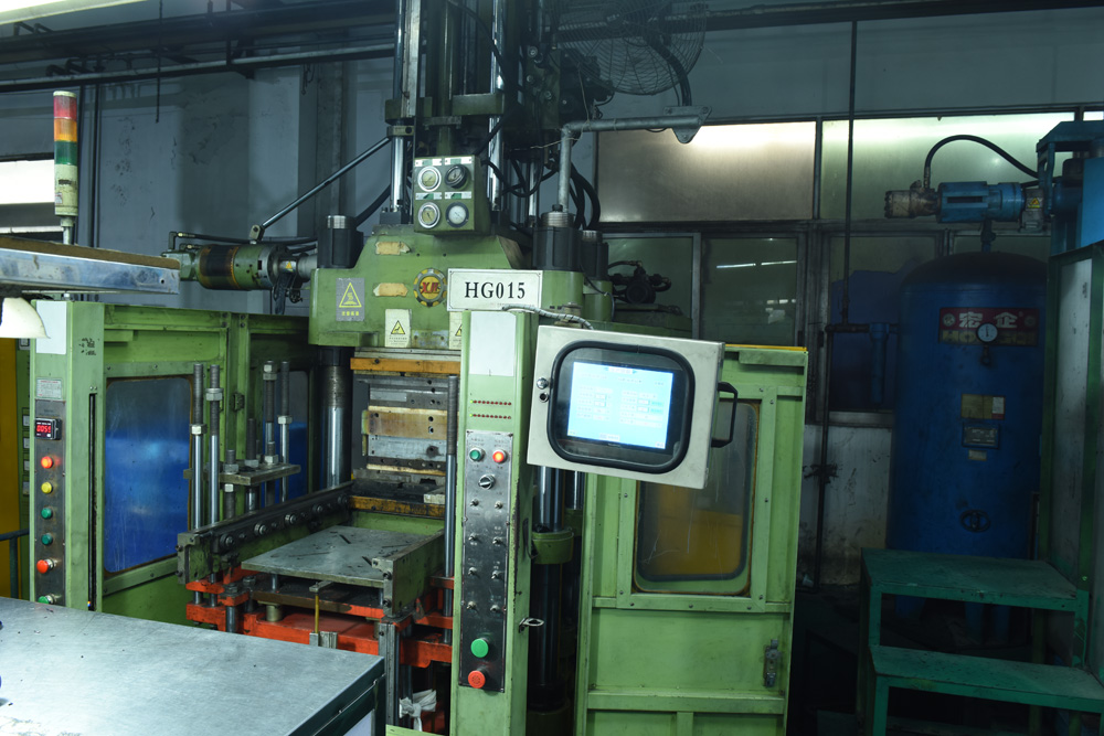 300T Injection Forming Machine(射出硫化机）